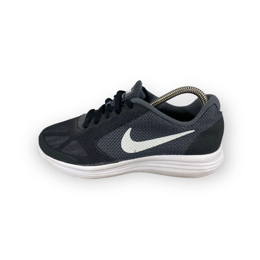 Nike Revolution Maat – WEAR