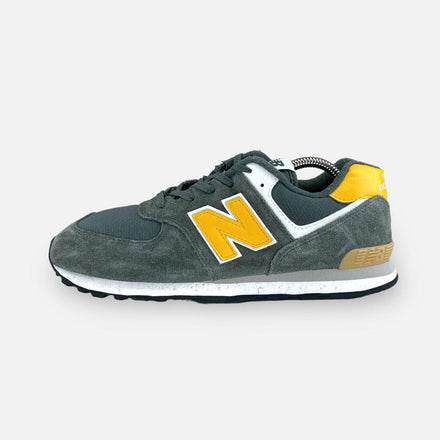 Tweedehands New Balance 574 - Black Spruce with Team Gold - Maat 40 1