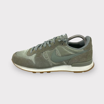 Tweedehands Nike Internationalist Silver - Maat 40.5 1