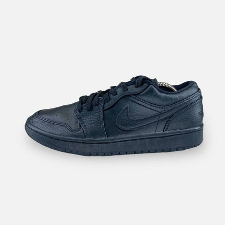 Tweedehands Air Jordan 1 Low 'Triple Black' - Maat 42 1