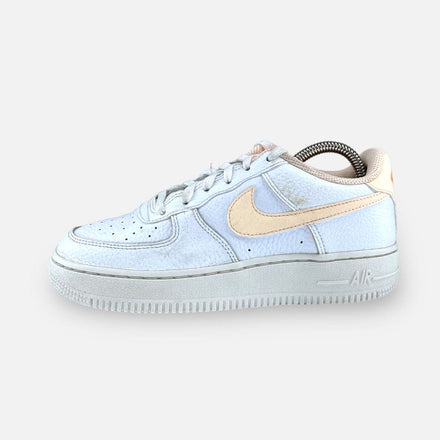 Tweedehands Nike Air Force 1 GS 'Crimson Tint' - Maat 36.5 1