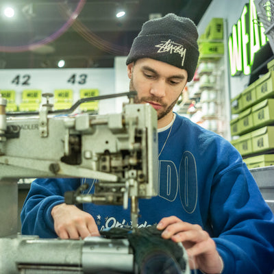 De Stille Revolutie van Reparatie: Waarom het Cruciaal is om Je Kleding te Herstellen