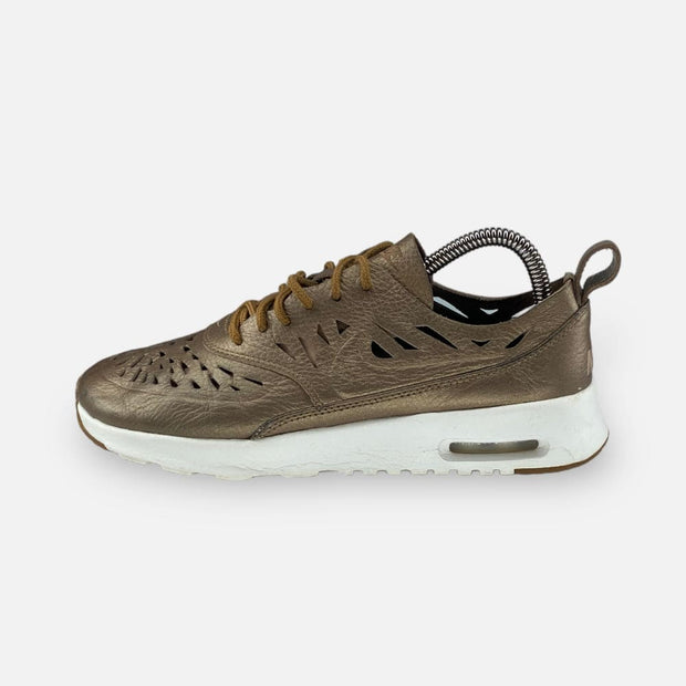 Tweedehands  Nike Air Max Thea Joli Mtlc Golden Tan/Mtlc Gldn Tan - Maat 38 1