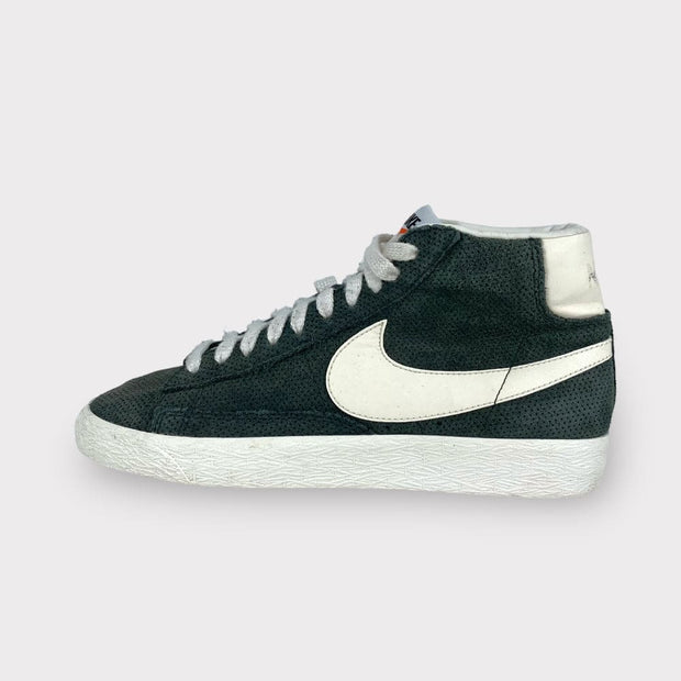 Tweedehands Nike Blazer Mid VNTG "Suede Perf Pack" Grey - Maat 40 1