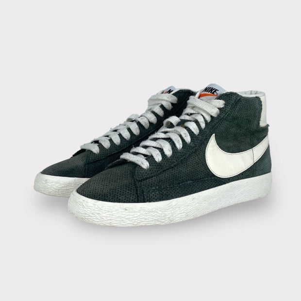 Tweedehands Nike Blazer Mid VNTG "Suede Perf Pack" Grey - Maat 40 2