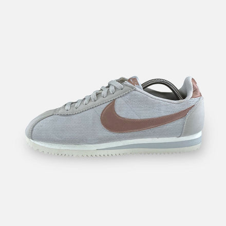 Tweedehands NIKE CLASSIC CORTEZ LEATHER LUX "LIGHT BONE" WMNS - Maat 40.5 1