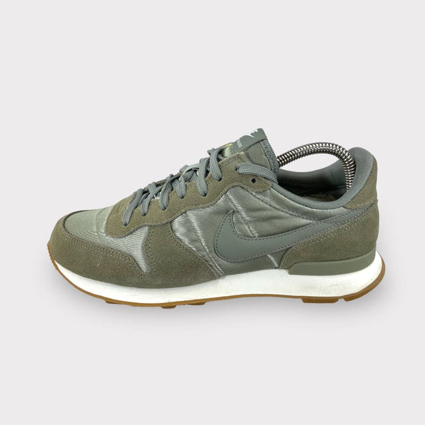 Nike on sale internationalist silver