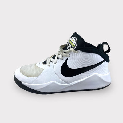 Tweedehands Nike Team Hustle D 9 - Maat 39 1