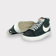 Tweedehands Nike Blazer Mid VNTG "Suede Perf Pack" Grey - Maat 40 4